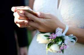 Braut mit Handy: freie Lizenz (Foto: reshot.com)